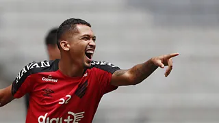 Zagueiro do Athletico vira aposta de Lisca para recuperar Vasco na Série B