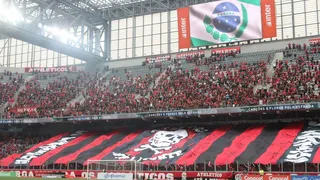 Torcida do Athletico xinga Petraglia; torcida do Paraná provoca: “Caiu no centenário”