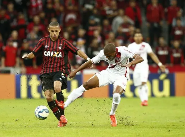 Marcos Guilherme em lance da estreia do Atlético no Brasileirão 2015, contra o Internacional.