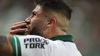 Sob pipocas, o Coritiba vence o Avaí no Couto Pereira