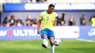 Capitão do Brasil bate boca com torcedor e Neymar intervém
