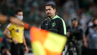 Técnico do Coritiba contém ansiedade por acesso: “O grupo está levando bem”