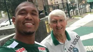 Jogadores de Coritiba e Athletico prestam homenagem a Dirceu Krüger