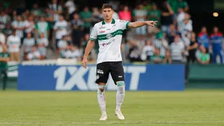 Segunda pior defesa do Brasileirão, Coxa já usou 17 jogadores diferentes no setor