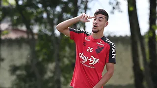 Pedrinho se recusa a jogar no Athletico e clube pede dinheiro de volta