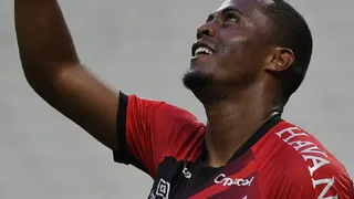 Após rebaixamento do Coritiba, Athletico posta imagem de atacante sorrindo