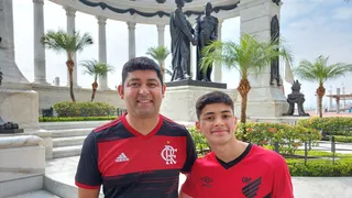 Pai e filho, curitibanos apoiam Rubro-Negros diferentes em Guayaquil