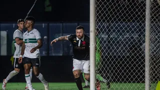 Coritiba é massacrado pelo Vasco e chega à sétima derrota seguida