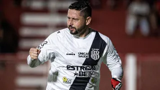 “Gosta de cacheta e Brahma”: Ídolo e campeão, ex-Paraná vê renovação virar novela