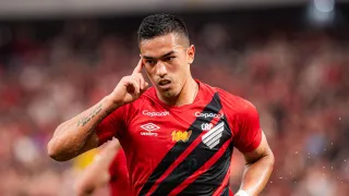 Na Baixada, outra vez, a torcida e Cuello salvam o Athletico