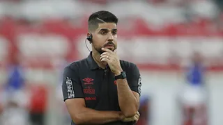 Português é cotado no Athletico e Petraglia fala em criar “escola de técnicos”