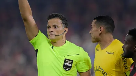Áudio do VAR expõe polêmica em expulsão no Athletico