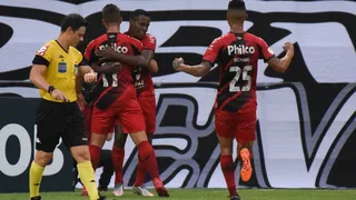Carlos Eduardo brilha e Athletico vence Ceará em confronto direto