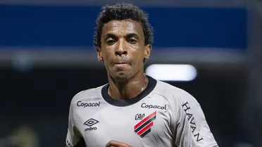 Melhor mandante, Athletico mira recuperação fora de casa no Brasileirão
