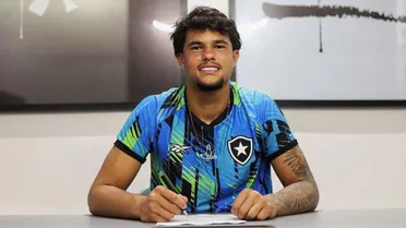 Ex-Athletico, Bruninho Samudio assina primeiro contrato profissional