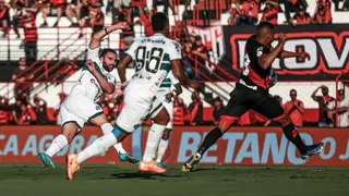 Sem pontaria e sem “cabeça”, Coritiba perde para o Atlético-GO fora