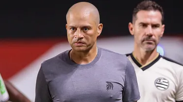 Time de Alex perde invencibilidade com gol e expulsão de ex-Athletico