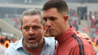 Athletico x Paraná: Goleiro “esquece” rebote, leva gol e imagem viraliza; assista