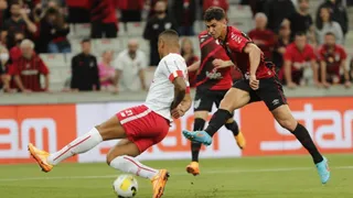 Mais experiente aos 27 anos, Vitor Bueno elogia garotos do Athletico contra o Braga