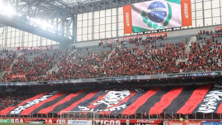 Torcida do Athletico xinga Petraglia; torcida do Paraná provoca: “Caiu no centenário”
