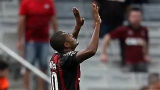 Jogador do Atlético-PR adere à campanha contra Bolsonaro: “Resistência”