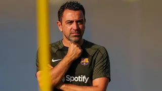 “Inimigo” de Vitor Roque, técnico Xavi é demitido do Barcelona