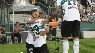 Coritiba luta bastante e volta a vencer após quatro jogos de jejum