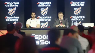 Diretor explica ausência de Petraglia em anúncio de novo patrocinador