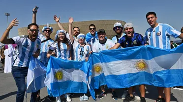 Argentinos driblam crise e invadem o Catar atrás da seleção e de Messi