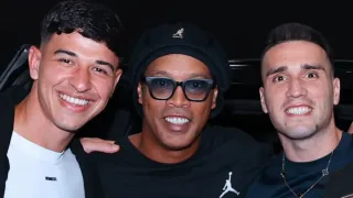 Jogadores do Athletico se rendem a Ronaldinho Gaúcho e joia perde foto com o astro