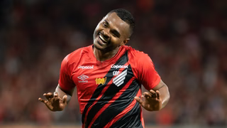 Com ídolos e promessas, Athletico volta a vencer. Agora, missão é evitar vexame do rebaixamento