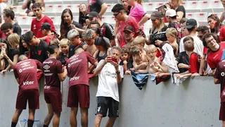 Com tietagem da torcida, Athletico promove treino aberto; veja fotos e vídeos