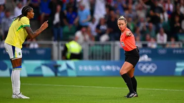 “Invasão brasileira” força árbitra dos 19min de acréscimos a bloquear redes