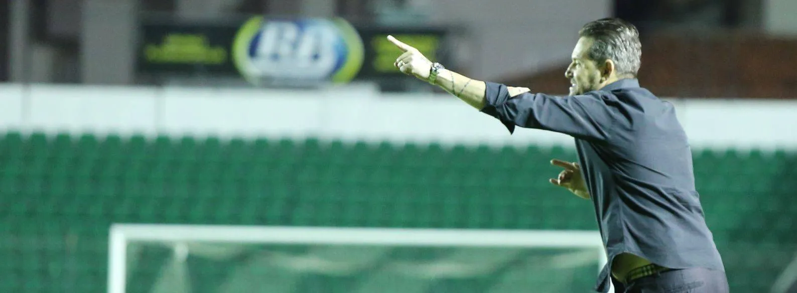 Técnico Argel, do Coritiba, em ação contra o Figueirense. Foto: Coritiba