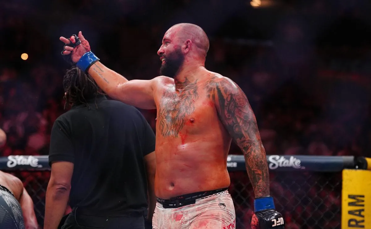 Josh Hokit faz gesto obsceno após vitória no UFC 327.