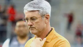 Odair Hellmann faz de conta que é técnico no Athletico; temo que seja um enganador