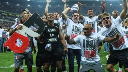 Sem jogar há mais de três meses, ex-Coritiba celebra acesso à Série B
