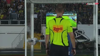 VAR estreia no Paranaense e entra em ação para corrigir erro do árbitro
