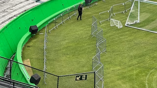 Temendo invasão no Atletiba, Coritiba reforça grades no gramado do Couto Pereira