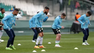 Volta de zagueiro e mudança no meio; a escalação do Coritiba contra o Palmeiras