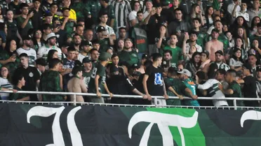 Coritiba x Santos é marcado por confusões dentro e fora do estádio e protesto de organizada
