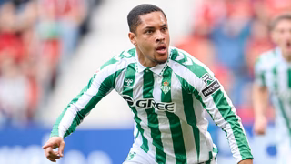 Vitor Roque marca de novo, recebe elogios e prêmio da imprensa espanhola