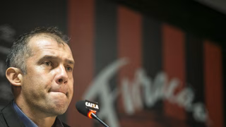 Veteranos, chinelinhos, time ruim: o problema do Atlético não é o técnico