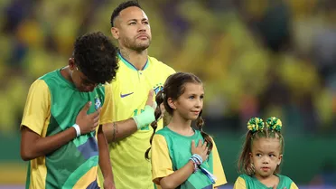 Neymar mostra indignação após ser atingido por saco de pipoca