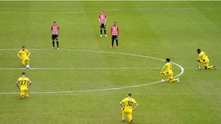 Atletas se recusam a ajoelhar antes de jogo e geram debate na Inglaterra