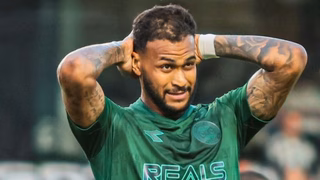 Atacante do Coritiba se manifesta após marcar gol contra bizarro