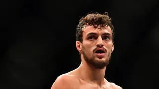 Brasileiro testa positivo para Covid-19 e está fora do UFC Vegas 24