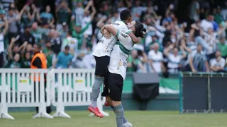 Coritiba supera desfalques, joga bem e quebra tabu de oito anos contra o Botafogo