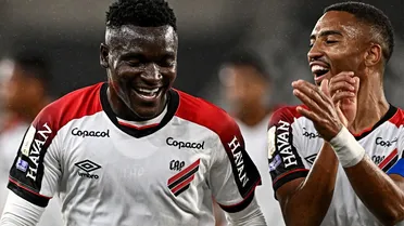 “Ói o Trem”: Viveros, fumegando, faz dois e Athletico vence
