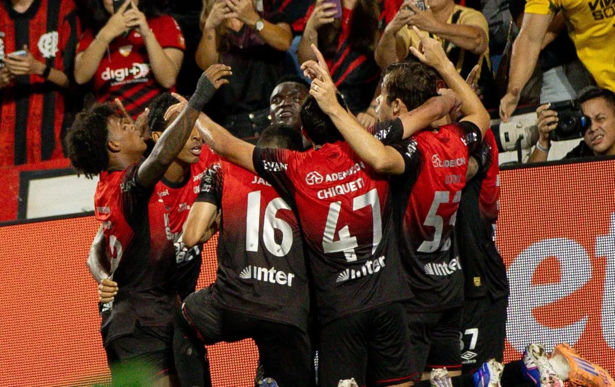 Viveros celebra gol com jogadores do Athletico na Arena da Baixada em jogo contra o Santos.
